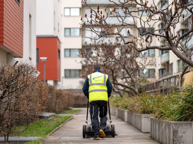 Laub entfernen & Grünflächen winterfest machen: Checkliste für Hausverwaltungen und Firmenareale