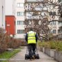 Laub entfernen & Grünflächen winterfest machen: Checkliste für Hausverwaltungen und Firmenareale
