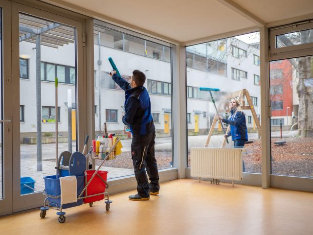 Herbstreinigung im Büro: Warum jetzt der ideale Zeitpunkt für eine Grundreinigung ist