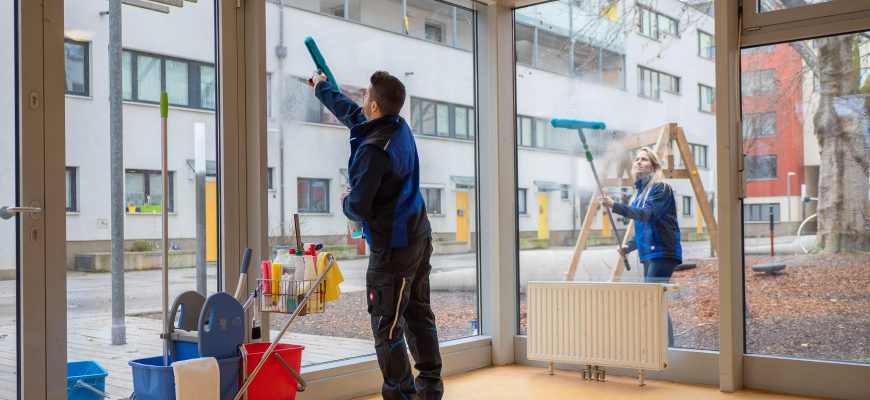 Herbstreinigung im Büro: Warum jetzt der ideale Zeitpunkt für eine Grundreinigung ist