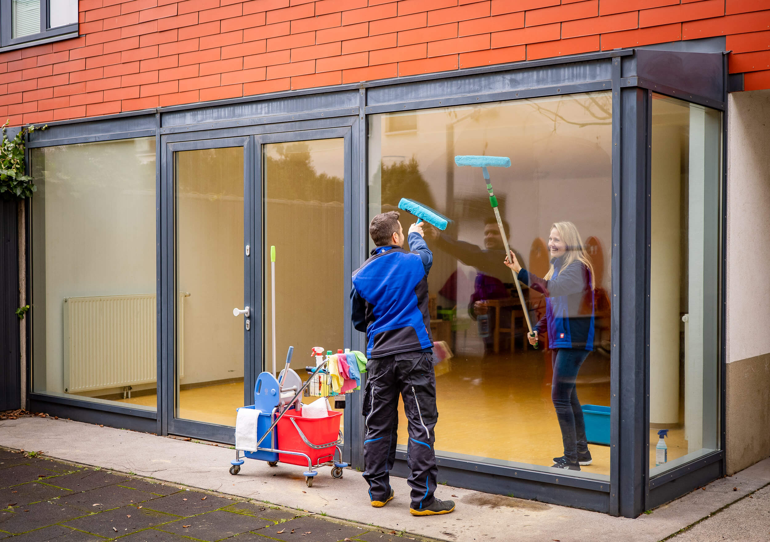 Treppenhaus- und Objektreinigung als Teil der Gebäudereinigung Perlenrein-Mitarbeiter bei der Treppenhausreinigung in einer Wohnhausanlage