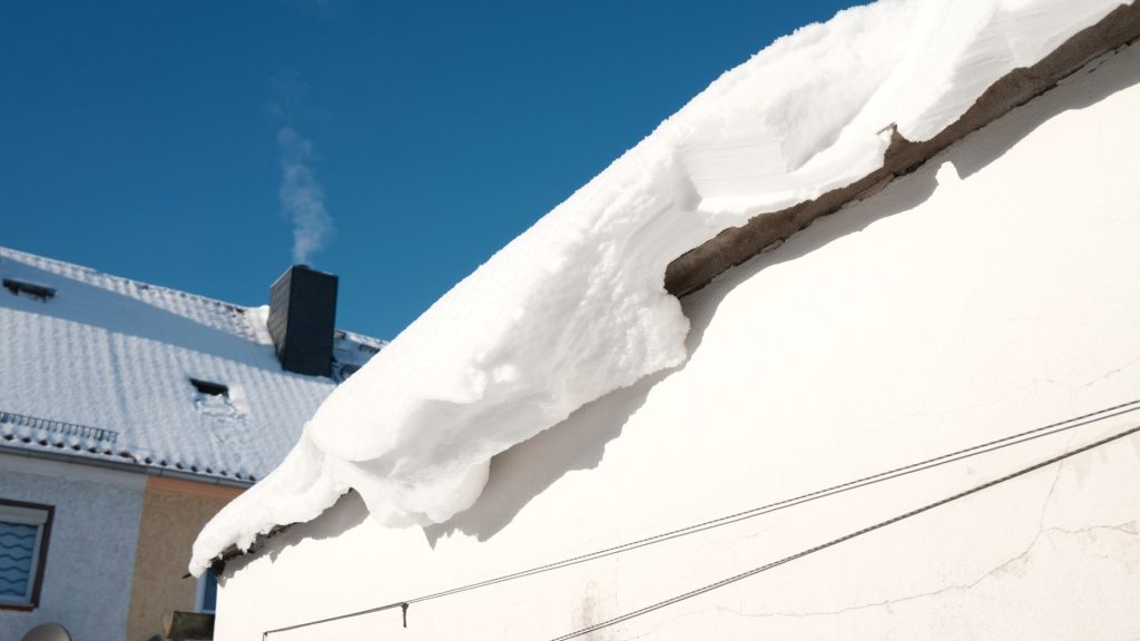 schneelast-auf-dem-dach Warnstangen vor Dachlawinen und Entfernung von Eiszapfen