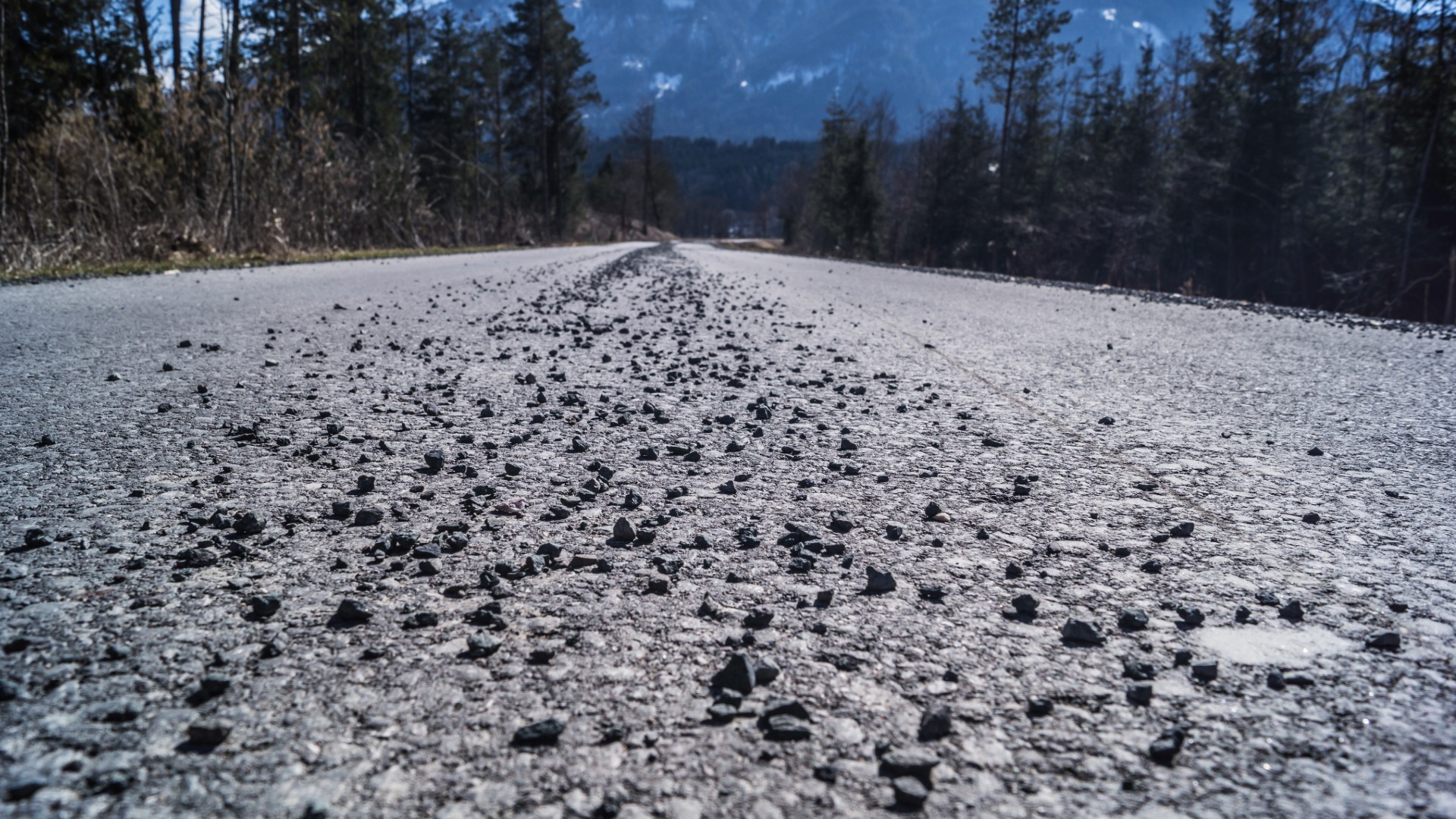 schneematsch-am-auto Maschinelle Entfernung von Streusplitt und Frühjahrskehrung