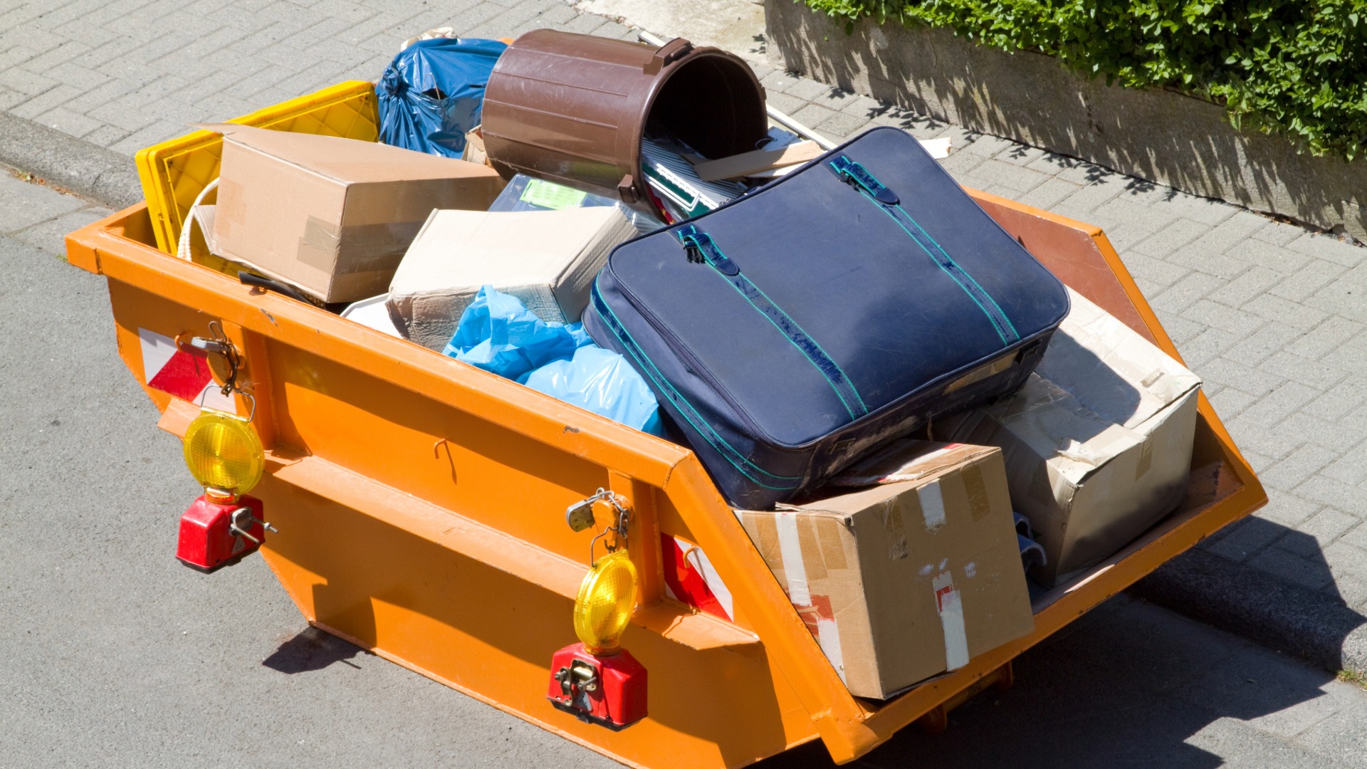 sperrmüll Entrümpelung von Wohnungen und fachgerechte Sperrmüllentsorgung