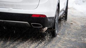 streusplit-auf-der-straße Tauwetterkontrolle und Überwachungsfahrten gegen Blitzeis und Glätte